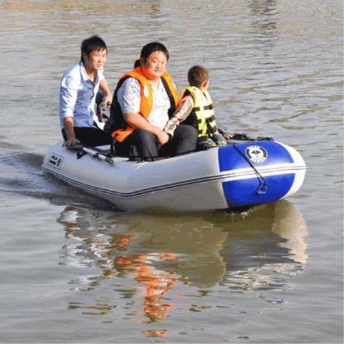 平坝公园游玩充气漂流船